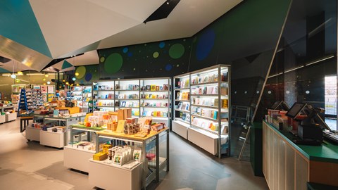 La boutique « River Shop » de la galerie Tate Modern : comment des rayonnages industriels ont été transformés en une solution de vente au détail originale